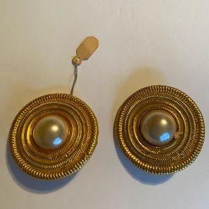 VINTAGE Large gold circle clip on earrings with pearl decor, Size: 1.5”H x 1.5”W